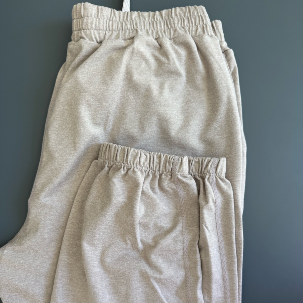 Vuori boyfriend jogger size small in heathered oyster